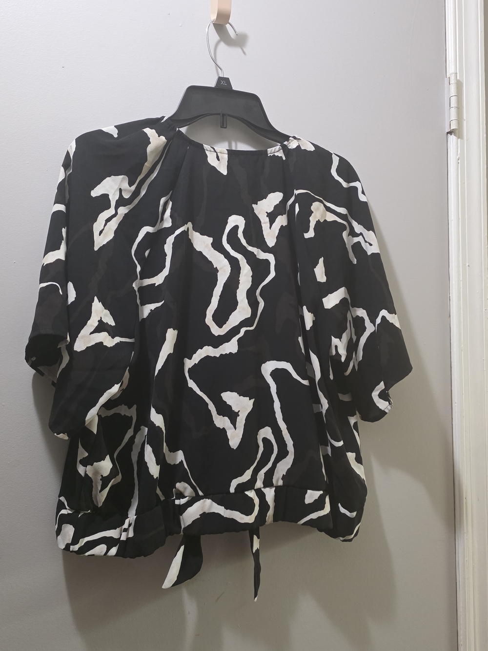 Nine West Black & White Abstract Tie-Back Blouse